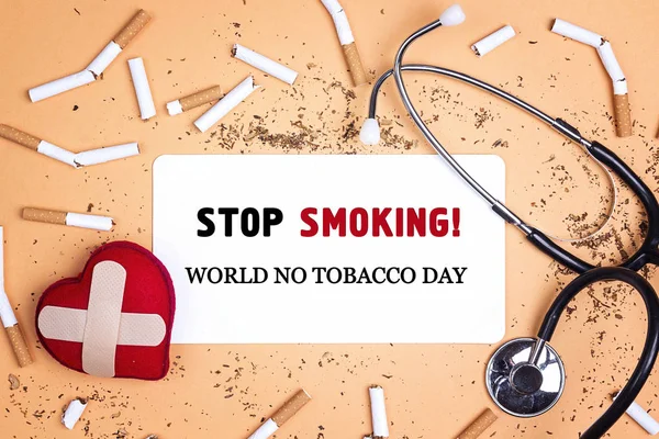 Begreppet Ingen rökning dag världen, 31 maj. Trasiga cigaretter, en steth — Stockfoto