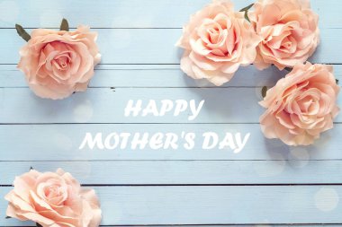 Anneler Günü tebrik mesajı mavi ahşap arka pembe Güllü