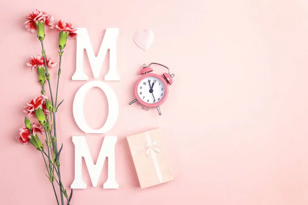 День матері фону з квіти гвоздики, будильник і — стокове фото