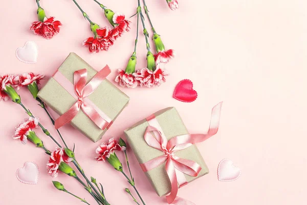 Festa della mamma sfondo con garofani fiori e scatole regalo o — Foto Stock