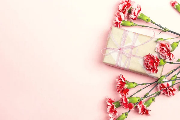 Festa della mamma sfondo con garofani fiori e scatola regalo su — Foto Stock