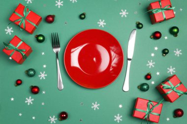 Xmas şenlik masası, çatal bıçak takımı ve süslemeleri bir dev üzerinde.