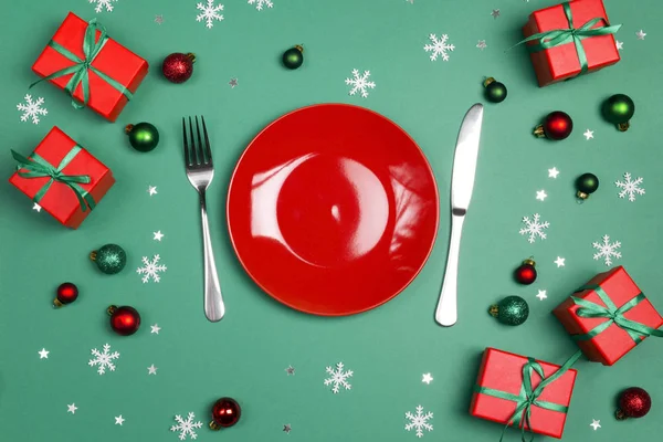 Xmas festive table setting with cutlery and decorations on a gre — Stock Photo, Image