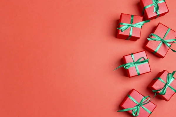 Caixas de presente de Natal e espaço de cópia no fundo vermelho . — Fotografia de Stock