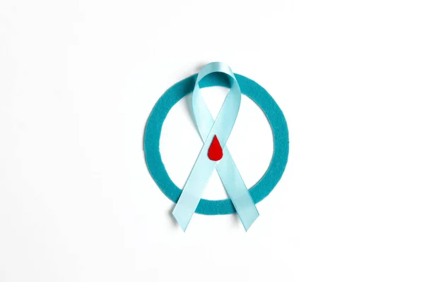 당뇨병 의 상징으로 리본 과피 방울이 달린 파란 원 — 스톡 사진