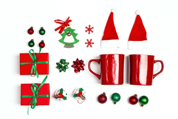 Christmas set with two mugs, santa hats, gifts and decorations o — Stock Photo, Image