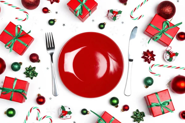 Ajuste de mesa festivo de Navidad con cubiertos, regalos y decorados —  Fotos de Stock