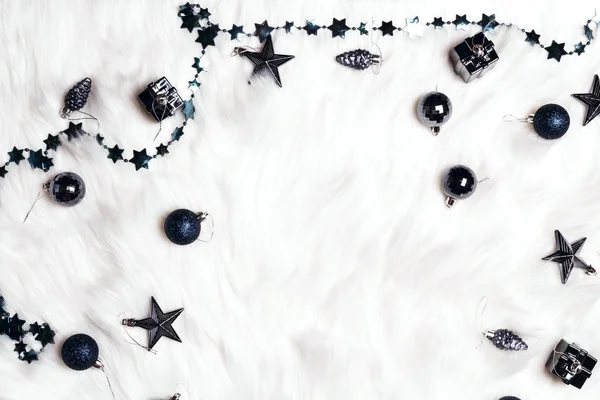 Decoraciones festivas azules con espacio de copia sobre fondo de piel blanca —  Fotos de Stock