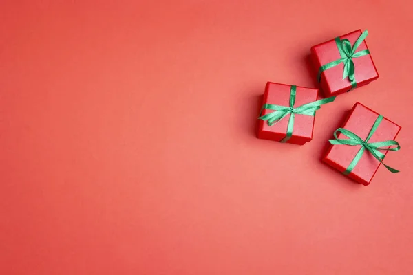 Caixas de presente de Natal e espaço de cópia no fundo vermelho. T — Fotografia de Stock