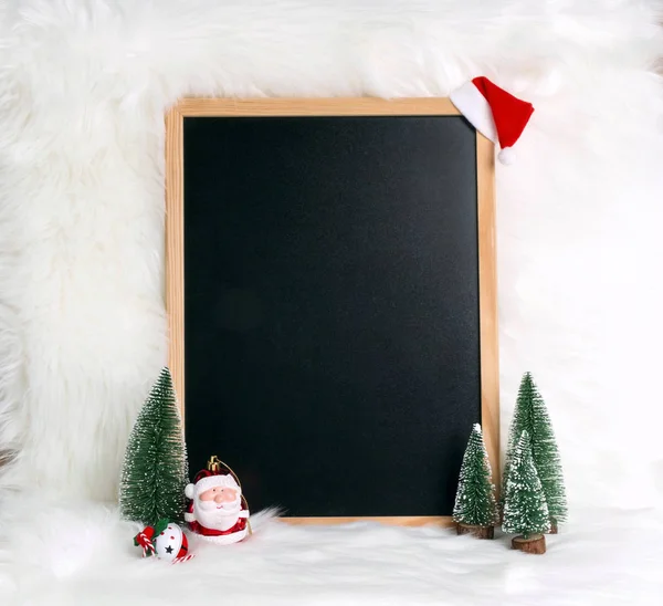 Czysta tablica z małym Mikołajem i jodłami nad białymi drzewami — Zdjęcie stockowe