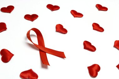 Aids 'in sembolü olarak kırmızı kurdele. Kırmızı kalpler beyazda. 
