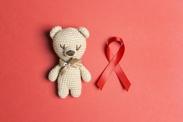 빨간 리본, 어린이 장난감 곰에 대한 에이즈 인식의 상징 — 스톡 사진