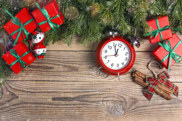 Kerst grens met sparren takken, wekker en geschenken op oude — Stockfoto