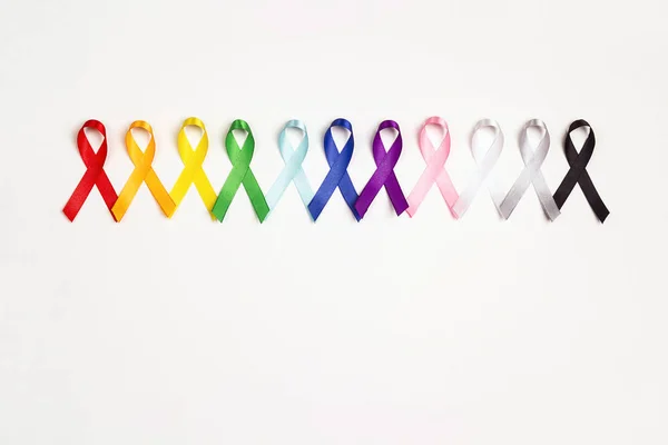 Koncepcja Światowego Dnia Raka, 4 lutego. Kolorowe wstążki podnoszące świadomość — Zdjęcie stockowe