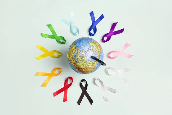 The globe with circle of  colorful awareness ribbons on blue bac — 스톡 사진