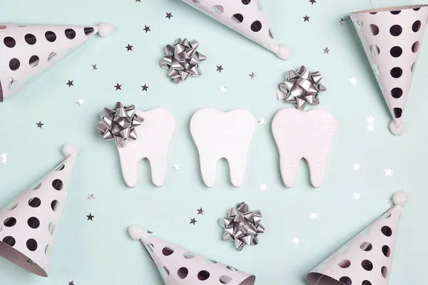 Happy Dentist's Day concetto con denti e berretti vacanza . — Foto Stock