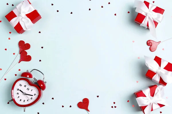 San Valentino cornice con sveglia, scatole regalo e cuori su — Foto Stock