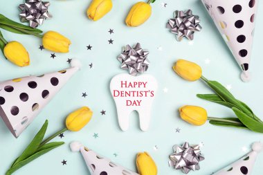 Diş Hekimleri Günü 'nde arka planda diş, tatil şapkaları ve...