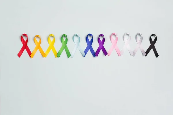 Koncepcja Światowego Dnia Raka, 4 lutego. Kolorowe wstążki podnoszące świadomość — Zdjęcie stockowe
