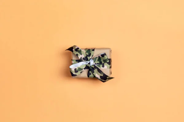 Gift box with khaki ribbon on the yellow background. Defender of — Stock Photo, Image