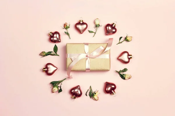 Romantico sfondo rosa con scatola regalo, cuori e piccole rose . — Foto Stock