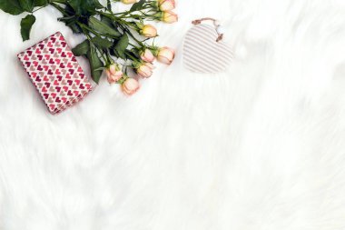 Gül çiçekleri, hediye kutusu ve beyaz kürk sırtında dekoratif kalp