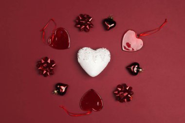 Aziz Sevgililer Günü kompozisyonu dekoratif kalpler ve yaylarla