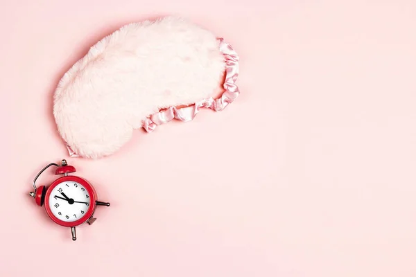 Flauschige Schlafende Augenmaske Und Wecker Auf Rosa Hintergrund Kopieren Sie — Stockfoto