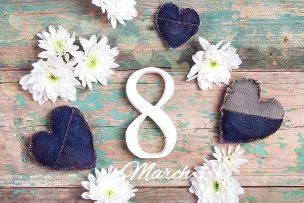 木製のテーブルの上に8の形でデニムの心と菊の花と国際女性の日の背景 3月8日 — ストック写真