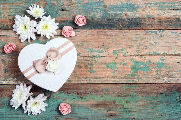 Chrysant Rozenbloemen Met Hartvormige Geschenkdoos Oude Houten Ondergrond Romantische Rand — Stockfoto