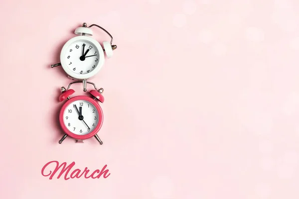 ピンクの背景に8の形で目覚まし時計と国際女性デーカード 3月8日 テキストのコピースペース — ストック写真