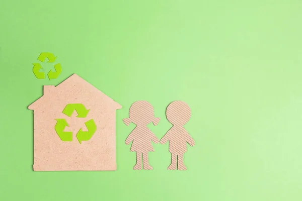 Οικολογικό Σπίτι Σύμβολο Ανακύκλωσης Και Χάρτινες Παιδικές Σιλουέτες Πράσινο Φόντο — Φωτογραφία Αρχείου