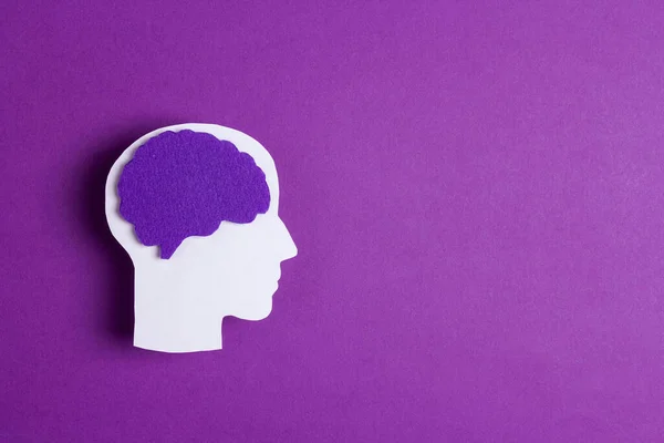 Силуэт Головы Фиолетовым Мозгом Фиолетовом Фоне Копировальным Пространством — стоковое фото