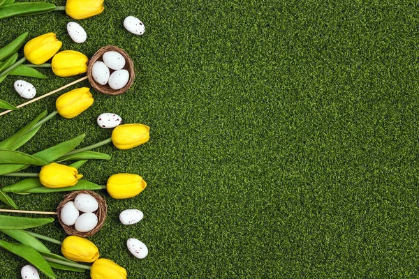 Hranice Ozdobných Velikonočních Vajec Žlutých Tulipánů Zeleném Travnatém Pozadí Horní — Stock fotografie