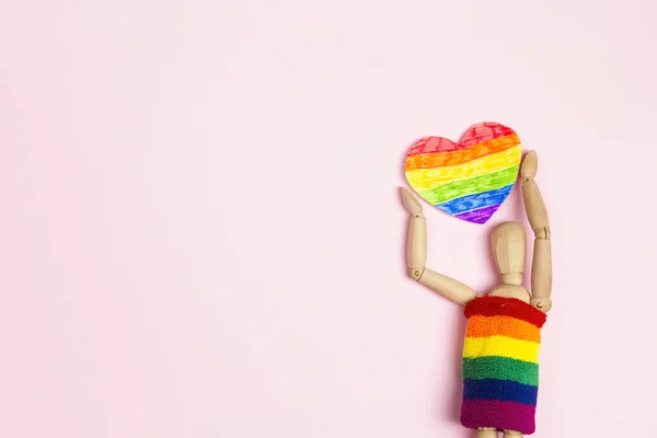 Klasyczny Drewniany Manekin Posiada Serce Lgbt Różowym Tle Równość Ruchów — Zdjęcie stockowe