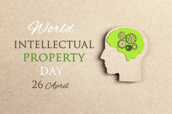 世界知的財産デー 4月26日 緑の脳とギアとシルエット人間の頭を持つポスター — ストック写真