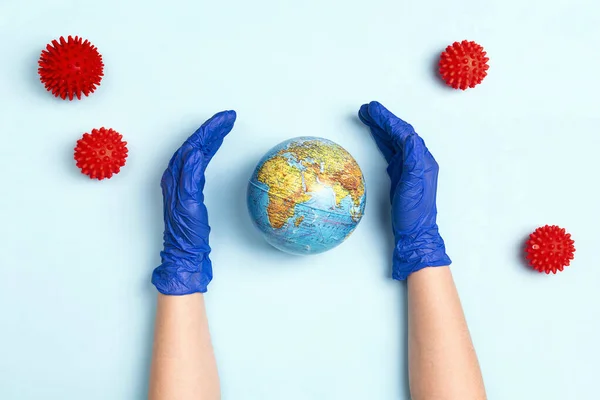 Mãos Luvas Médicas Borracha Protegem Planeta Vírus Pandemia Global — Fotografia de Stock