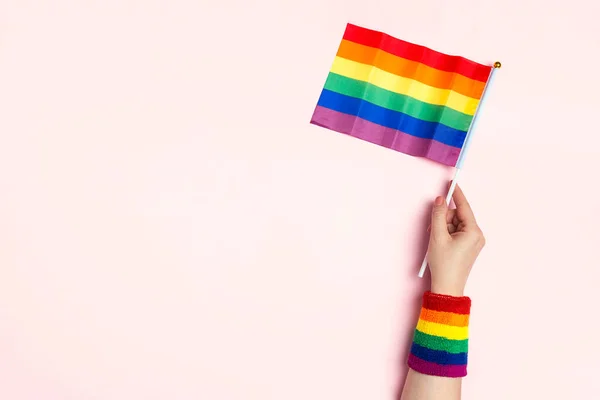 Kobieta Trzyma Tęczową Flagę Lgbt Różowym Tle Koncepcja Homoseksualna Lgbt — Zdjęcie stockowe