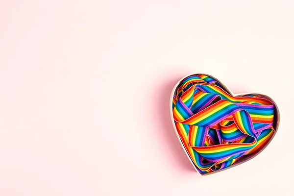 Λοατ Κορδέλα Ουράνιο Τόξο Σχήμα Καρδιάς Ροζ Φόντο Σύμβολο Της — Φωτογραφία Αρχείου