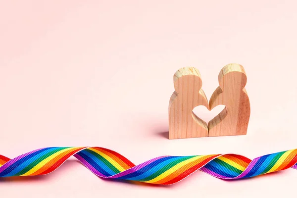 Hbtq Par Träfigurer Med Regnbågsband Stoltbandssymbol Jämställdhetskoncept — Stockfoto