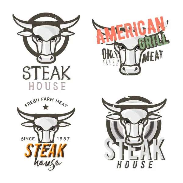 「ステーキハウス」エンブレム、bdges、レトロな牛の頭を持つラベルのセット — ストックベクタ