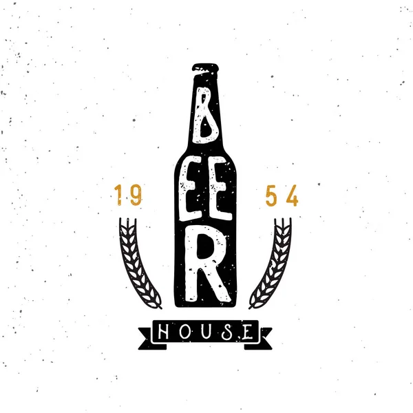 Emblema de la casa de cerveza, letras dentro de la botella de cerveza — Vector de stock