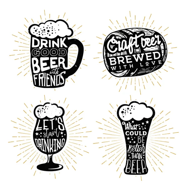 Desenho tipográfico de cervejas. Textos em diferentes objetos temáticos de cerveja —  Vetores de Stock
