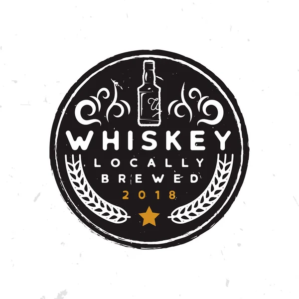 Etiqueta redonda de whisky con una botella de whisky, adorno, trigo y estrella — Vector de stock