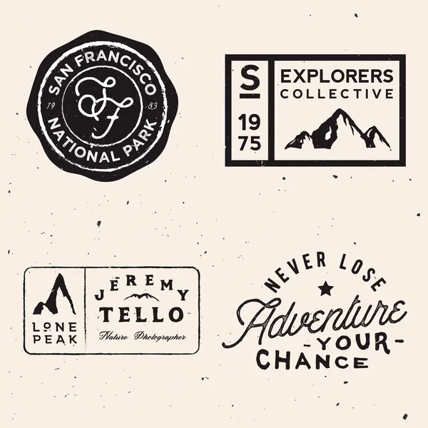 Logotipos de montanha. Modelos de logotipo de aventura no tema de viagem — Vetor de Stock