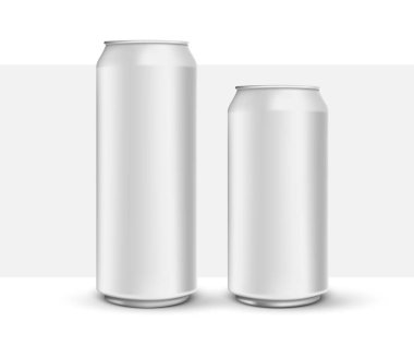 Beyaz arka planda izole edilmiş 3D gerçekçi alüminyum kutular seti, bira metal kutuları taklit ediyor.