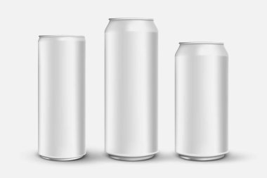 Beyaz arka planda izole edilmiş 3D gerçekçi alüminyum kutular seti, bira metal kutuları taklit ediyor.