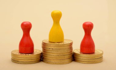 Piyonlar kavramı altın sikke yığını üzerinde kazanma