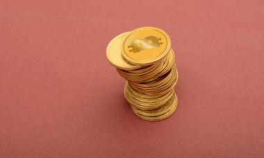 Altın Cryptocurrency Bitcoin yığın kırmızı bir arka plan üzerinde