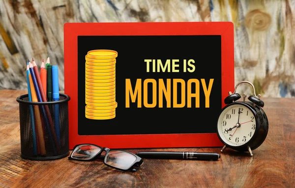 Altın sikke ve masa saati ile para kavramı Zamanı